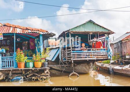 Ein schwimmendes Dorf auf dem Mekong Delta in Vietnam. Stockfoto