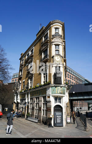 Der Eingang zum Black Friar Pub in Southwark, London, UK Stockfoto