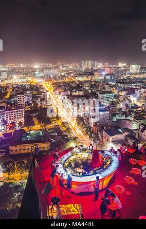 Die "Chill" Sky Bar mit Blick auf Ho Chi Minh City, Vietnam Stockfoto