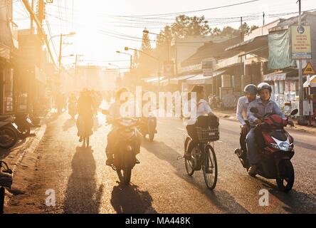 Scooter und e-Bike Fahrer in Chau Tun im Mekong Delta, Vietnam Stockfoto