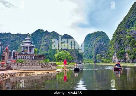 Touristische boote in der Bucht von Ninh Binh, auch als trockene Ha Long Bay bekannt, in Vietnam. Stockfoto