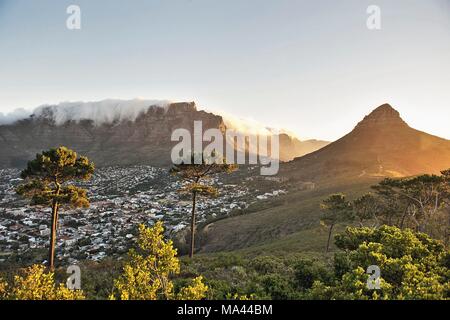 Den Tafelberg und den Lion's Head in Kapstadt, Südafrika Stockfoto