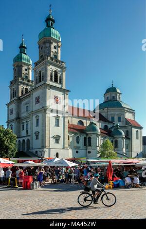 Der wöchentliche Markt neben dem St. Lorenz Basilika in Kempten im Allgäu Stockfoto