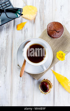 Herbst noch leben. Tea Party Herbst Tag Tasse Kaffee, Kuchen, Nüsse, Blätter, Blumen, Brille und Laptop. Kopieren Sie Platz. Stockfoto