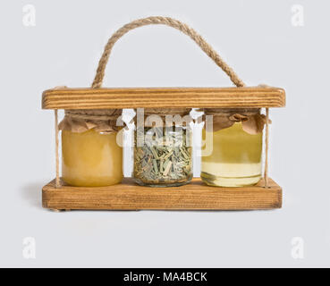 Tee und Honig in Gläsern auf weißem Hintergrund. Stockfoto