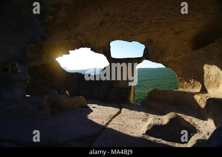 Der Blick aus der Höhle. Blick Von der alten Höhle von alten Menschen erstellt Stockfoto