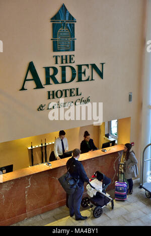 Rezeption im Hotel, Arden Hotel and Leisure Club mit Personal und Kunden, Solihull, Birmingham, Großbritannien Stockfoto