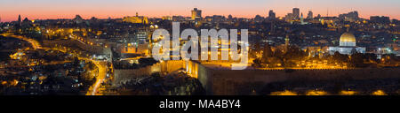 Jerusalem - Panorama vom Ölberg, alte Stadt in der Dämmerung. Stockfoto