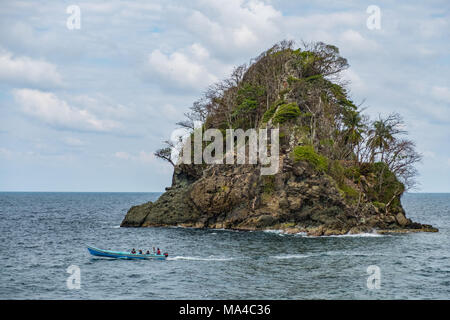 Kleine Insel auf das Meer und die Menschen auf kleinen Boot - Stockfoto