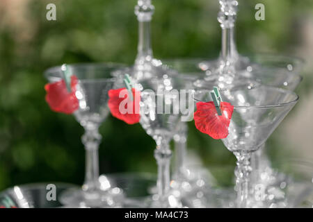 Champagner Glas Pyramide auf Hochzeit Party. Turm von Gläsern Wein Stockfoto