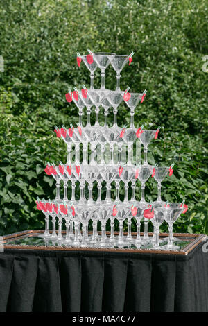 Champagner Glas Pyramide auf Hochzeit Party. Turm von Gläsern Wein Stockfoto