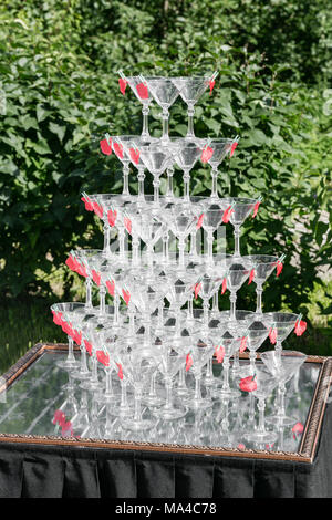 Champagner Glas Pyramide auf Hochzeit Party. Turm von Gläsern Wein Stockfoto