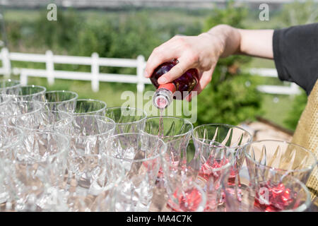 Hände von einem Kellner, die Pyramide von Gläser für Getränke, Wein, Champagner, festliche Stimmung, Feier Stockfoto