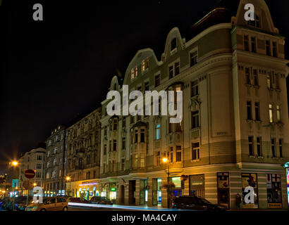 Prag, tschechische Republik - 27. AUGUST 2014: Autos, die in der Straße von Prag bei Nacht Stockfoto