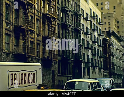 New York, Vereinigte Staaten von Amerika - 1981: typischen alten Gebäuden mit Feuer an der Fassade in Manhattan mit alten HQ von Pan Am Gebäude, tatsächliche MetLife Building, von E 44th St. Archivierung USA auf 80 Jahre. Stockfoto