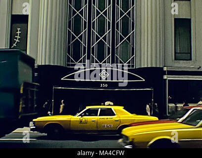 New York, Vereinigte Staaten von Amerika - 1981: Old Empire State Building Eingang Fassade in Manhattan von Street View. Archivierung USA auf 80 Jahre. Stockfoto