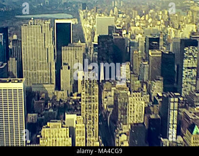 Archivierung Manhattan Skyline Luftbild von der Spitze des Empire State Building. Alte Straßen der Altstadt von New York City, Vereinigte Staaten von Amerika im Jahre 1981. Archivierung USA auf 80 s mit Brücken und Wolkenkratzer. Stockfoto