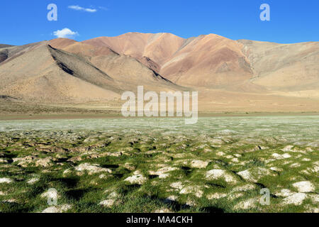 Tso Kar See im indischen Himalaya, Karakorum Berge reichen über die Grenzen von Pakistan, Indien. Diese Region ist ein Zweck der Motorrad expedi Stockfoto