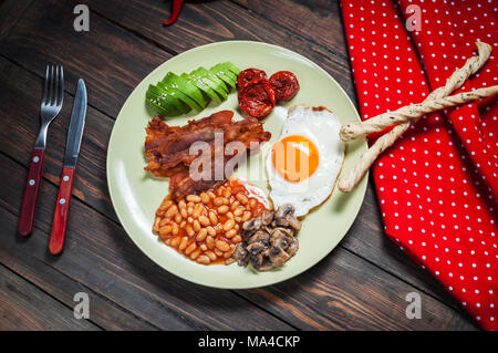 Englisches Frühstück mit Speck, Spiegelei, Bohnen, Pilze, Avocado und Stock Brot Stockfoto