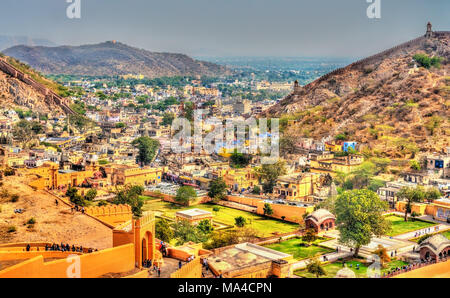 Blick auf die Stadt mit der Amer Fort. Eine große Touristenattraktion in Jaipur, Rajasthan, Indien Stockfoto