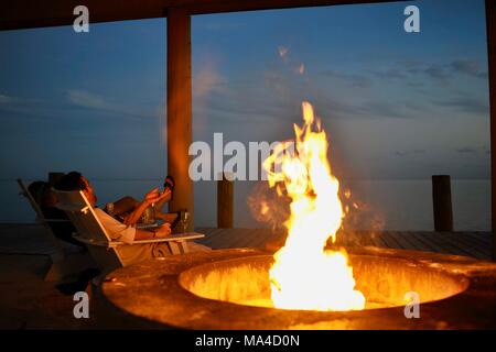 Flackernden Flammen im Outdoor Feuerstelle entlang Pier in Florida Keys, USA Stockfoto