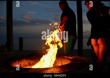 Flackernden Flammen im Outdoor Feuerstelle entlang Pier in Florida Keys, USA Stockfoto