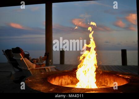 Flackernden Flammen im Outdoor Feuerstelle entlang Pier in Florida Keys, USA Stockfoto