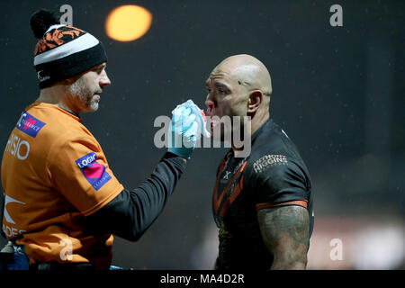 Castleford Tiger Jake Webster ist für eine blutige Nase während der Super League Spiel im Belle Vue, Wakefield behandelt. Stockfoto