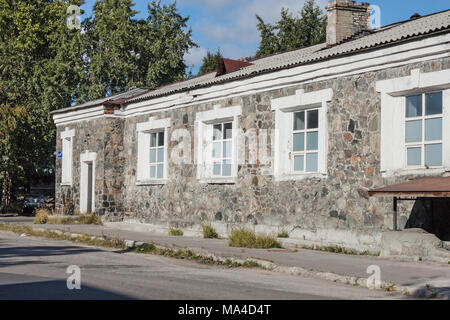 Kandalaksha, Russland - 29. August 2012: Alte Gebäude aus Naturstein, erbaut in den fünfziger Jahren des zwanzigsten Jahrhunderts Stockfoto