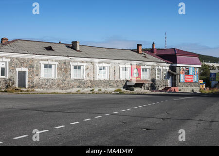 Kandalaksha, Russland - 29. August 2012: Alte Gebäude aus Naturstein, erbaut in den 50er Jahren des 20. Jahrhunderts Stockfoto