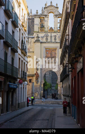 Calle Hernando Colón und dem nördlichen Tor zum Dom, wie die Puerta del Perdón, oder Pardoners' Tor, Sevilla, Andalusien, Spanien Stockfoto