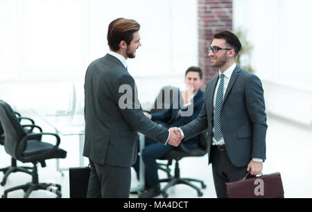 Bewerber mit Interview. Handshake während der Befragung Stockfoto