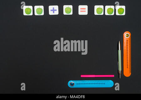 Schwarze Kunst Tabelle mit Schreibwaren Bürobedarf. Zurück zum Konzept der Schule, Grundschule Platz kopieren Stockfoto