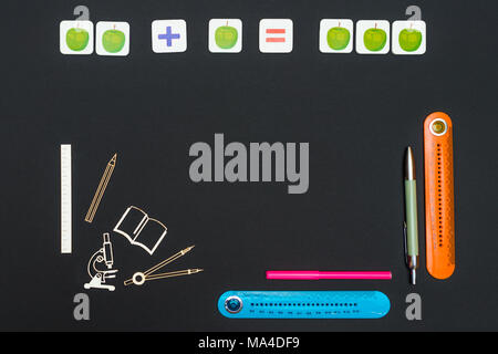 Verschiedene Schreibwaren Bürobedarf auf dunklen Tisch, zurück in die Schule Konzept, 1. September, Ansicht von oben, kopieren Raum Stockfoto