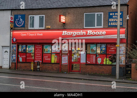 Schnäppchen Schnäpse Shop betritt Administration business Konkurs Konkurs Mitarbeiter Alkohol Liquor Store weg Lizenz Getränk Getränke trinken Stockfoto