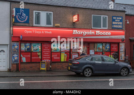 Schnäppchen Schnäpse Shop betritt Administration business Konkurs Konkurs Mitarbeiter Alkohol Liquor Store weg Lizenz Getränk Getränke trinken Stockfoto