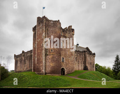 Doune Castle an einem bewölkten Frühling. Doune Castle ist eine mittelalterliche Festung in der Nähe des Dorf Doune, in der Stirling district, Central Scotland, UK Stockfoto