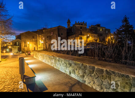 Bracciano (Italien) - die mittelalterliche Altstadt der Stadt in der Provinz Rom berühmt für seine Burg und den See. Hier in der blauen Stunde. Stockfoto