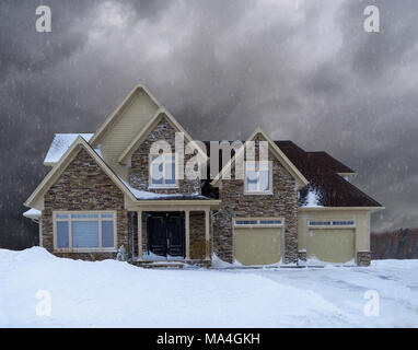 North American Home nach einem Schneefall. Stockfoto