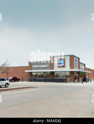 Von außen ein Aldi Lebensmittelgeschäft oder Supermarkt, den Verkauf zu ermäßigten Preisen in Wichita, Kansas, USA. Stockfoto