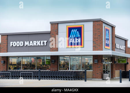 Von außen ein Aldi Lebensmittelgeschäft oder Supermarkt, den Verkauf zu ermäßigten Preisen in Wichita, Kansas, USA. Stockfoto