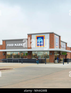 Von außen ein Aldi Lebensmittelgeschäft oder Supermarkt, verkaufen Lebensmittel zu ermäßigten Preisen in Wichita, Kansas, USA. Stockfoto