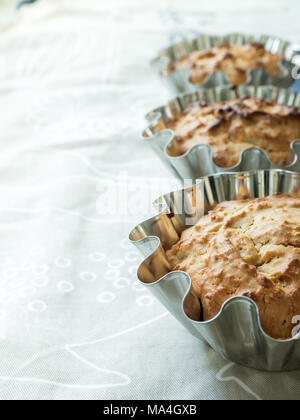 Selbstgebackene Kuchen auf dem Küchentisch in der auflaufform. Stockfoto