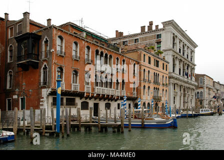 Bunte Fassaden der alten mittelalterlichen und historischen Häuser am Grand Canal in Venedig, Italien. Venedig ist auf eine Gruppe von 117 kleinen Inseln. Stockfoto