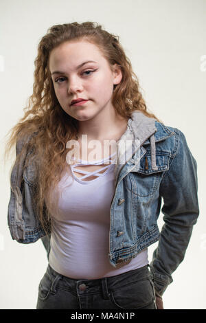 Moody's zu finden. Einen Motivationsanreiz Jungen 13 13 Jahre alten Teenager heranwachsenden Mädchen mit einem Jeans Jacke, Moody,, Großbritannien Stockfoto