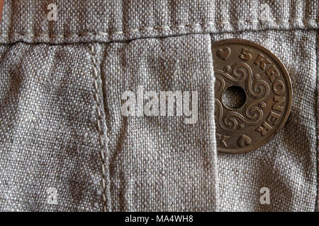 Dänemark Münze Konfession ist fünf Krone (Crown) in die Tasche des alten Leinen Hose Stockfoto