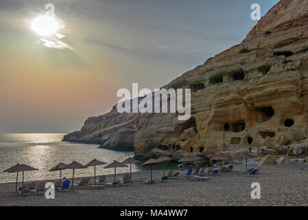 Strand von Matala bei Sonnenuntergang auf der Insel Kreta, Griechenland Stockfoto