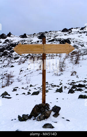 Zwei-wege-Wegweiser ohne Inschriften in einem verlassenen winter Berglandschaft Stockfoto