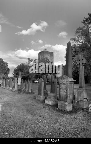 GLASGOW, Schottland - 7. AUGUST 2013: ein schwarz-weiß Foto von einem Friedhof in Possilpark. Stockfoto