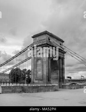 GLASGOW, Schottland - 30. JUNI 2016: ein Schwarz/Weiß-Fotografie der South Portland Street Suspension Brücke am Fluss Clyde Stockfoto